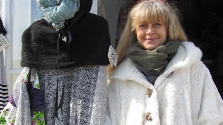 Petra Mueller und ein Designer-Stück von ihr, sie zeigt Ihre Kleidungsstücke bei der Landpartie auf Maria Kappel bei Schmiechen. 