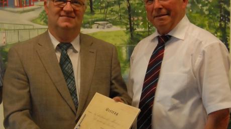 Ein beachtliches Archiv besitzt die Firma E-on als Nachfolger der Isar-Amper-Werke: Walter Kurzrock (links) konnte Merchings Bürgermeister Martin Walch eine Kopie des 100 Jahre alten Vertrags zur Stromversorgung übergeben.