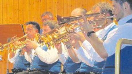 Kräftig geblasen wurde bei der gemeinsamen Serenade der Musikvereine aus Schmiechen und Althegnenberg.