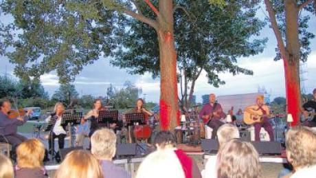Hunderte von Zuhörern erlebten einen sommerlichen Abend am Mandichosee mit Triple Talk & The Sunrise String Quartett. 