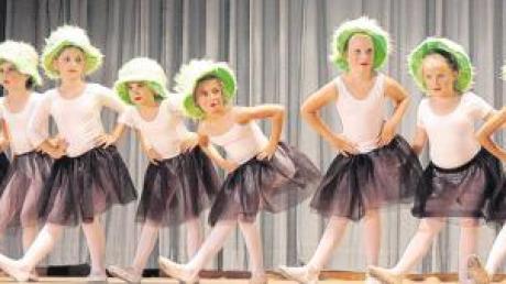 Lustige Rapunzeln eröffneten die Aufführung der Ballettschule La Pirouette in Eurasburg. 