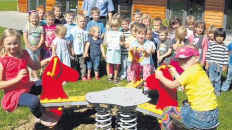 Im Schmiechener Kindergarten Sternschnuppe gibt es ein neues Spielgerät. Die Pferdewippe wurde von der Raiffeisenbank gesponsert und sorgt für viel Freude bei den Jüngsten. 