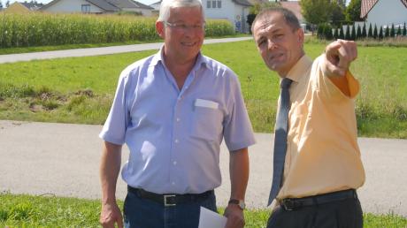 Verhandlungspartner am Straßenrand: Merchings Bürgermeister Martin Walch und Michael Kordon, Leiter des Staatlichen Bauamts Augsburg.