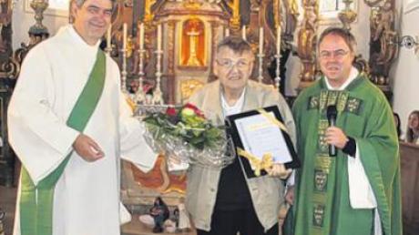 Diakon Michael Popfinger (links) und Pfarrer Manfred Bauer (rechts) bedankten sich bei Anton Eder für eine Spende zugunsten der Orgelrestaurierung. 