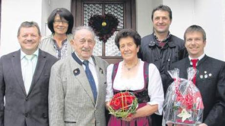 Katharina und Anton Schmaus (Mitte) feierten goldene Hochzeit. Mit zu den ersten Gratulanten zählten (von links) Bürgermeister Lorenz Braun, Christine Kaspar, Andi Greppmeir und Schützenmeister Bernhard Braun. 