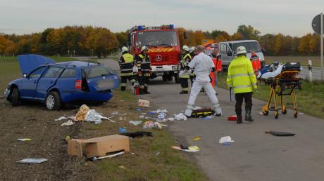 Lebensgefährlich verletzt wurde die Fahrerin des blauen Skoda (im Feld). Heute gegen 14.30 Uhr kollidierte das Auto mit dem grauen Peugeot auf der Staatsstraße zwischen Mering und Königsbrunn.  