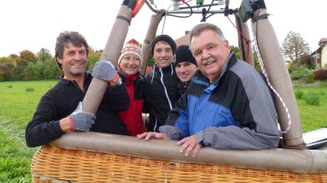 Mit Josef Stöhr (links) startete die Familie Boser zu einer Ballonfahrt 
