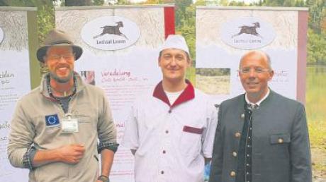Gebietsbetreuer Stephan Günther und Metzgermeister Johannes Kaindl stellten dem Weilheimer Landrat Friedrich Zeller (von links) die Besonderheiten des Lechtal-Lamms vor. 