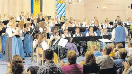 Gemeinsam begeisterten sie die Zuhörer restlos: die Blaskapelle Egling-Heinrichshofen und der Merchinger Musikverein beim Herbstkonzert. 