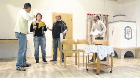 Fleißig geprobt wird bei den Theaterfreunden in Schmiechen. Am Freitag, 16. November, ist die Premiere in der Schmiechachhalle. 