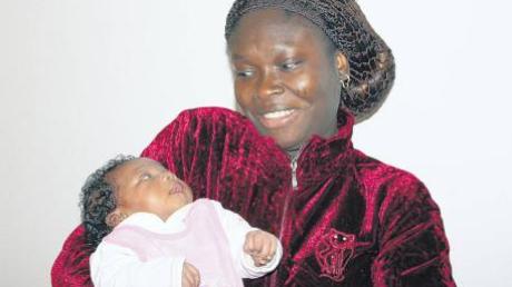 Blessing und ihre drei Wochen alte Tochter Beatrice. Mutter und Kind sind wohlauf. 