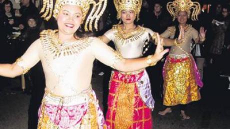 Mehrfach gefordert waren die Thai-Tänzerinnen des SIAM-Kunst- und Kulturzentrums. Der Andrang am Essensstand war so groß, dass der Tanzauftritt verschoben werden musste.
