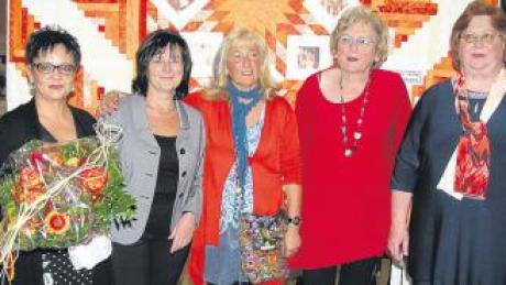 Das größte Ausstellungsstück ist ein persönliches Geschenk und daher unverkäuflich. Davor stehen (von links) Martina Schmidberger, Silvia Rinderhagen, Hannelore Harke, Christine Hansen und Doris Rummer. 