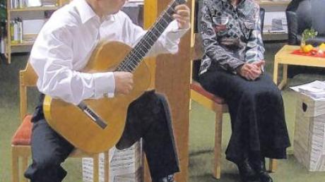 Brigitte Bollinger trug drei Märchen der Brüder Grimm vor, Ali Hizal spielte dazu Gitarre.  