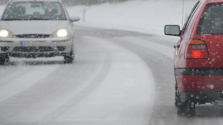 Wenn Schnee auf der Fahrbahn liegt, kann es für Autofahrer schnell gefährlich werden.