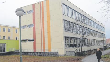 Zu 85 Prozent ist die energetische Sanierung des Blocks IV der Mittelschule Kissing (rechts) abgeschlossen. Hier gibt es auch hohe Räume im Souterrain, die über Fenster Tageslicht erhalten. Der Block III (links) soll für 1,250 Millionen Euro in den kommenden zwei Jahren verbessert werden. 