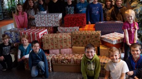 Sie haben sich kräftig ins Zeug gelegt, gesammelt und Geschenke gepackt: Die Kinder der Mittelschule Merching  warten auf den Weihnachtstrucker der Johanniter.