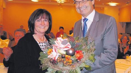 Zum Weihnachtsessen des Kissinger Gemeinderates kam auch der an Krebs erkrankte Bürgermeister Manfred Wolf. Er überreichte seiner Stellvertreterin Silvia Rinderhagen einen Blumenstrauß als Dank für ihren besonderen Einsatz in den vergangenen Monaten. 