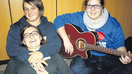 Lobpreis mit Gitarre: Andrea Weiss (vorne), Marina Schmidbauer und Miriam Kiersch (rechts). 