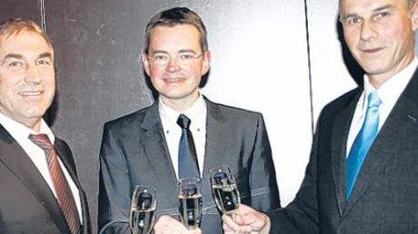 Auf ein erfolgreiches Jahr stießen in Kissing CSU Fraktionssprecher Franz-Xaver Sedlmeyr, Kreisvorsitzender Peter Tomaschko und Ortsvorsitzender Reinhard Gürtner an (von links). 