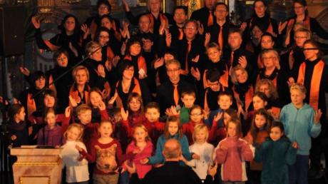 Der Gospelchor Enjoy und die Kunterbunt-Kids sangen mit Leib und Seele und öffneten den Zuhörern das Herz. Jetzt konnten 1600 Euro an Reinerlös an das Kinderhospiz St. Nikolaus im Allgäu gespendet werden.  