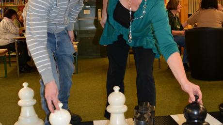 Mit ihrem Sohn Christian probierte Büchereileiterin Petra Narr beim ersten Spieleabend für Erwachsene das Schachspiel aus. Die Veranstaltung soll künftig fest zum Programm der Einrichtung gehören.  