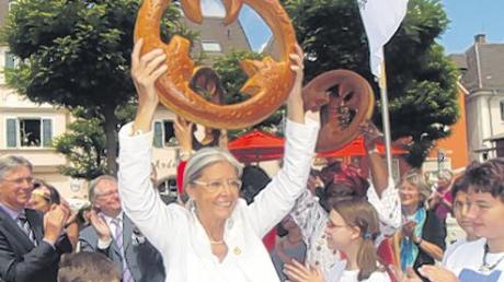 Projektkoordinatorin Edith Eichler-Süß mit einem aus Brot gebackenen Engel-Zeichen. 