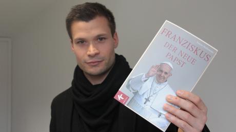 Simon Biallowons hat das erste Buch über den neuen Papst Franziskus geschrieben.