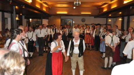 Über 120 Tänzerinnen und Tänzer aus der näheren und weiteren Umgebung sind der Einladung gefolgt und haben zu den Klängen der Frischmann Geigenmusi beim traditionellen Volkstanz im Bäckerwirtssaal in Dasing ihre Runden gedreht.  
