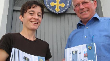 Die Weichen sind gestellt, dass Martin Walch (rechts) sich weitere sechs Jahre als Merchinger Bürgermeister zur Wahl stellen kann und zusammen mit Marianne Aumiller neue Gemeindebroschüren vorstellen darf. 