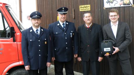 Hauptsponsor Leonhard Kistler (rechts)  übergab den Defibrillator an die Feuerwehr Unterbergen, (von links) Richard Sumperl, Peter Spöttl und Bürgermeister Ludwig Hainzinger. 