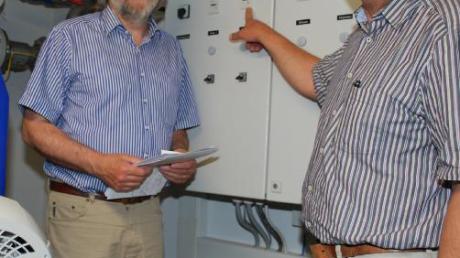 Gilbert Schober (links) von der Ingenieursgesellschaft und Bürgermeister Erich Nagl zeigen die Anlagen im Pumpwerk. 
