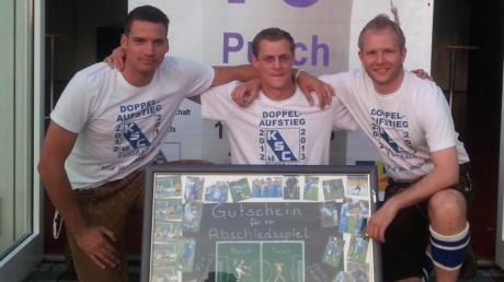 Christoph Fischer (links) und Flo Bigiel überreichten Andre Pusch sein Abschiedsgeschenk. 
