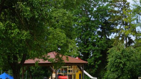 Der alte Baumbestand am Kinderspielplatz an der Untermühlstraße wird von Experten überprüft.