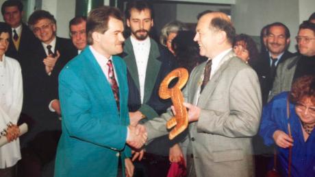 Schlüsselübergabe am 20. September 1993: Architekt Gerhard Mach (links) und der damalige Bürgermeister Adolf Gaugg. 
