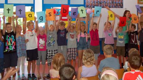 Die Kinder feierten mit beim zehnjährigen Jubiläum der Kinderbetreuung an der Grundschule in Ried.