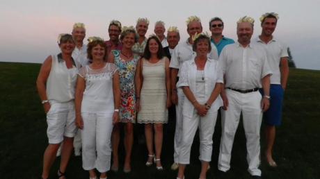 Ganz in Weiß mit einem Lorbeerkranz – so präsentierten sich die Sieger des Präsidententurniers auf der Golfanlage Tegernbach.  
