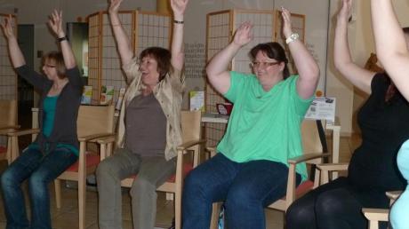 So wie die Seminarteilnehmer (ganz links Tanja Schwab von St. Agnes) ihren Spaß haben, erfreuen sich später auch die Senioren an der Bewegung.  
