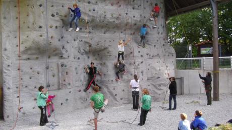 30 Kinder versuchten sich im Ferienprogramm an der Kletterwand des Meringer Alpenvereins.  
