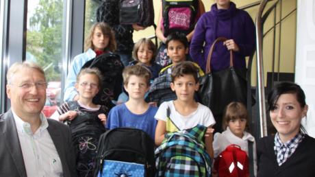 Jürgen (links) und Tabea Faller (rechts) freuen sich, dass ihre zwölf gespendeten Ranzen, Rucksäcke und Shopper für die Schule bei jungen Kinderheimbewohnern gut ankommen. In einem Fall ist auch eine Erzieherin eingesprungen.