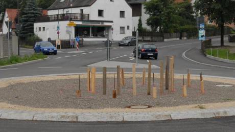 Schon aufgebaut sind die Leergerüste für die Sitzung des Meringer Bauausschusses, der sich am Montag mit der Kunst im Kreisverkehr befasst.   

