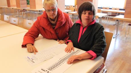 Michaela Tschirner (rechts) darf mit Hilfsmittel in die Wahlkabine. Denn sie ist blind