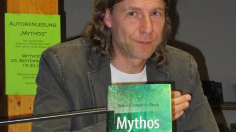 Markus C. Schulte von Drach las in der Kissinger Bücherei aus seinem neuen Buch „Mythos“. 

