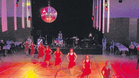 Mit tollen Tanzeinlagen begeisterte der TSC Blau-Weiß-Rot sein Publikum beim Galaball (links). Auch die Besucher hatten genügend Gelegenheit, selbst das Tanzbein zu schwingen. 