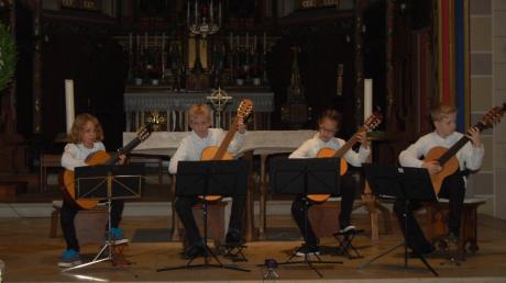 Die Gitarristen (von links) Cedric Penn (10), Frederik Junker (11), Hannah Kast (10) und Paul Feige (10) überzeugten mit ihren Tänzen von Prätorius. 
