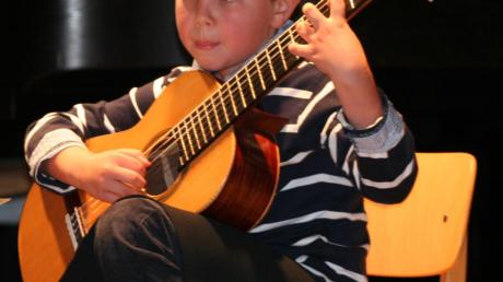 Auch der erst siebenjährige Jacob Kramer überzeugte an der Gitarre beim Jubiläumskonzert des Vereins zur Förderung der musikalischen Ausbildung.