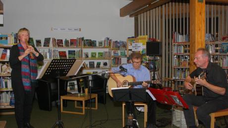 Die Leiterin der Bücherei packt mit an, und das auch musikalisch: Petra Narr spielte die Flöte, während die beiden Gitarristen Andreas Heim (links) und Reiner Hofmann ihre Lieder spielten. 
