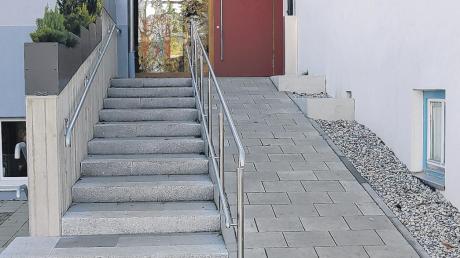 Der Treppenabgang vom Merchinger Kindergarten ist jetzt auch für kletterfreudigen Nachwuchs sicher. 