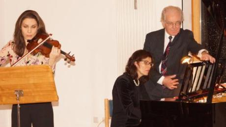Nina Karmon (links) und Maria Sofianska mit Pfarrer Carl Graf.