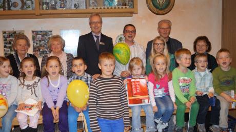 Nicht nur die Kinder freuten sich bei der Preisverleihung des Luftballon-Weitflugwettbewerbs, sondern im Hintergrund auch (von rechts) Karl-Heinz Brunner, Sebastian Heiß und Erwin Wenger. 
